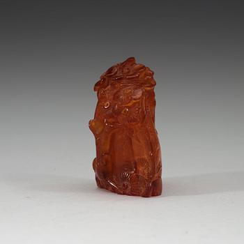 A carved amber pen stand, late Qing dynasty, circa 1900.