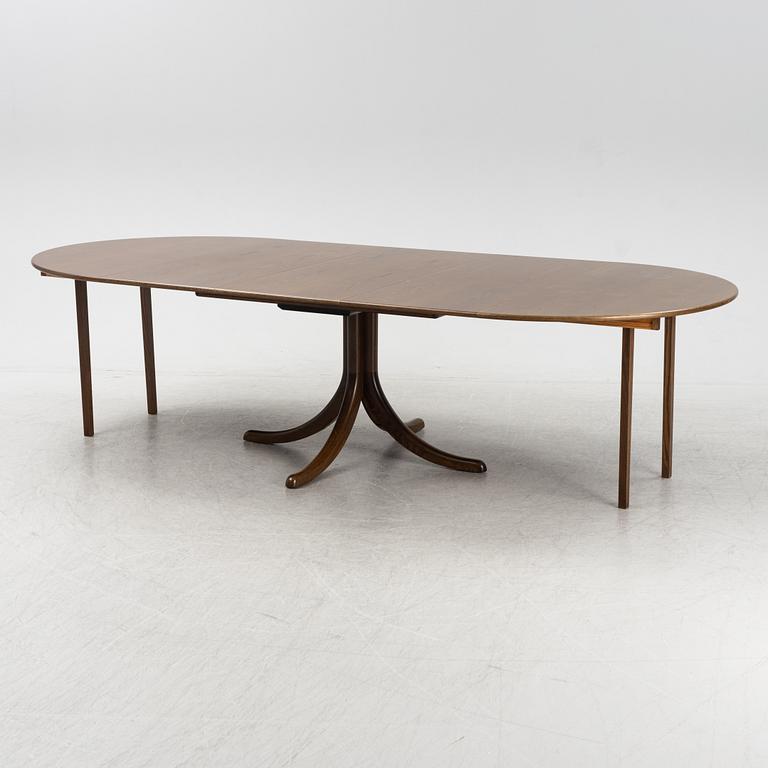 An oak dining table, AB Eriksson & Söner, Vrena, end of the 20th century.