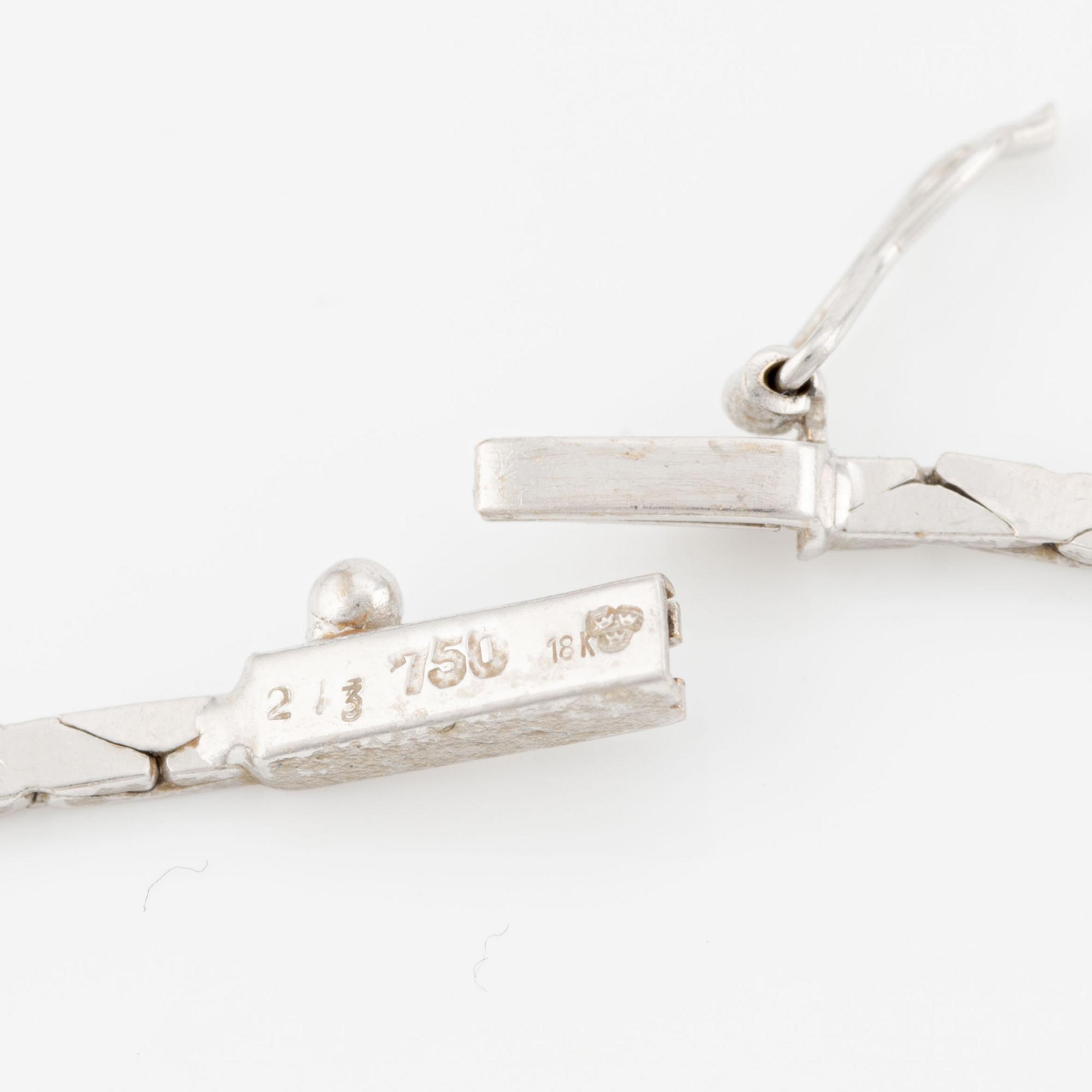 Necklace, 18K white gold with sapphire and brilliant-cut diamonds.