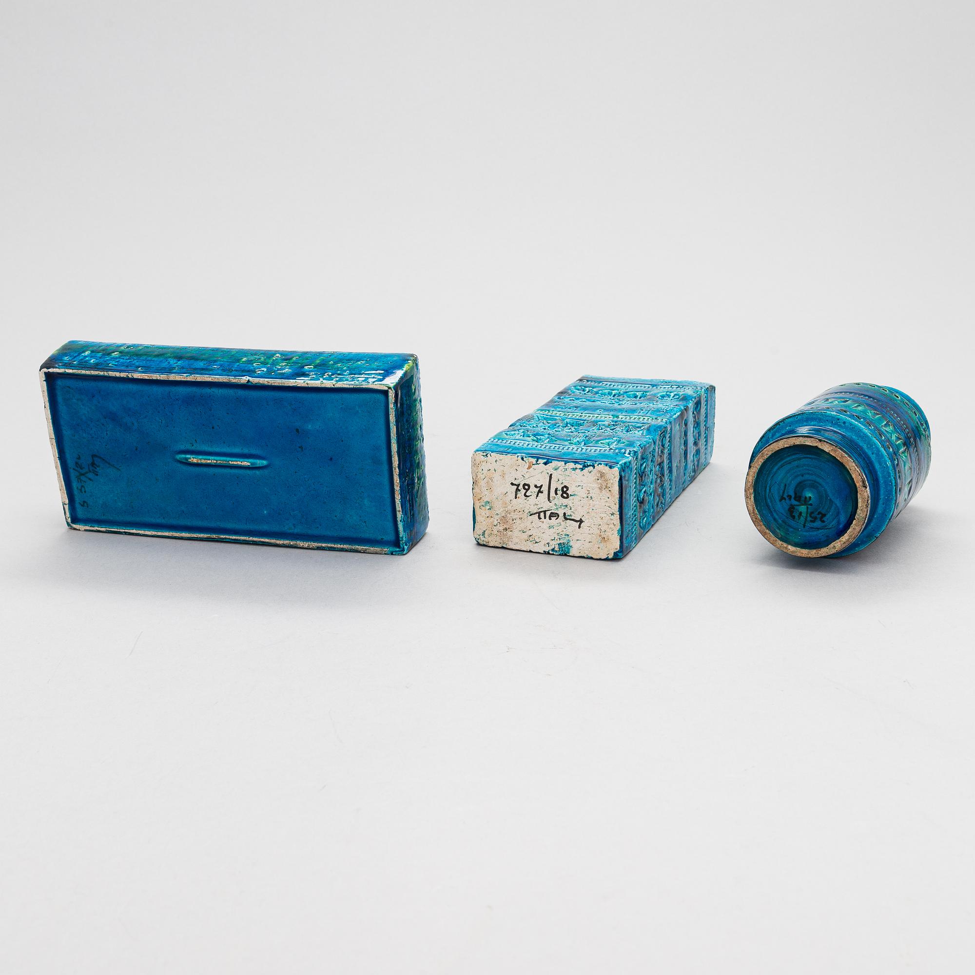 Aldo Londi, a 'Rimini Blu' jewellery box and two vases, Bitossi, Montelupo Fiorentino, Italy late 1950s/early 1960s.