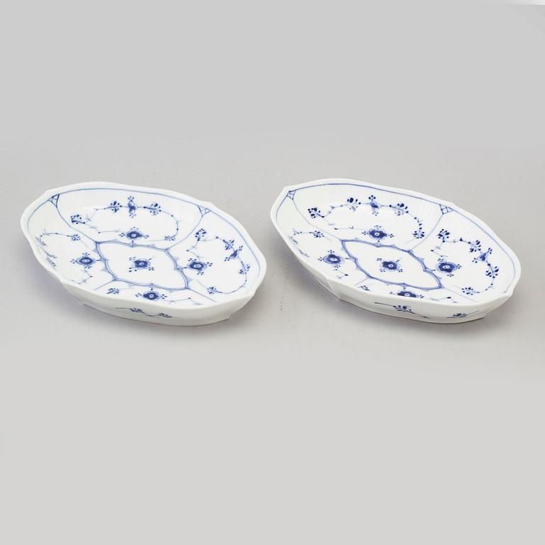 SERVISDELAR, 48 delar, porslin, "Musselmalet", Royal Copenhagen samt Bing & Gröndahl, Danmark.
