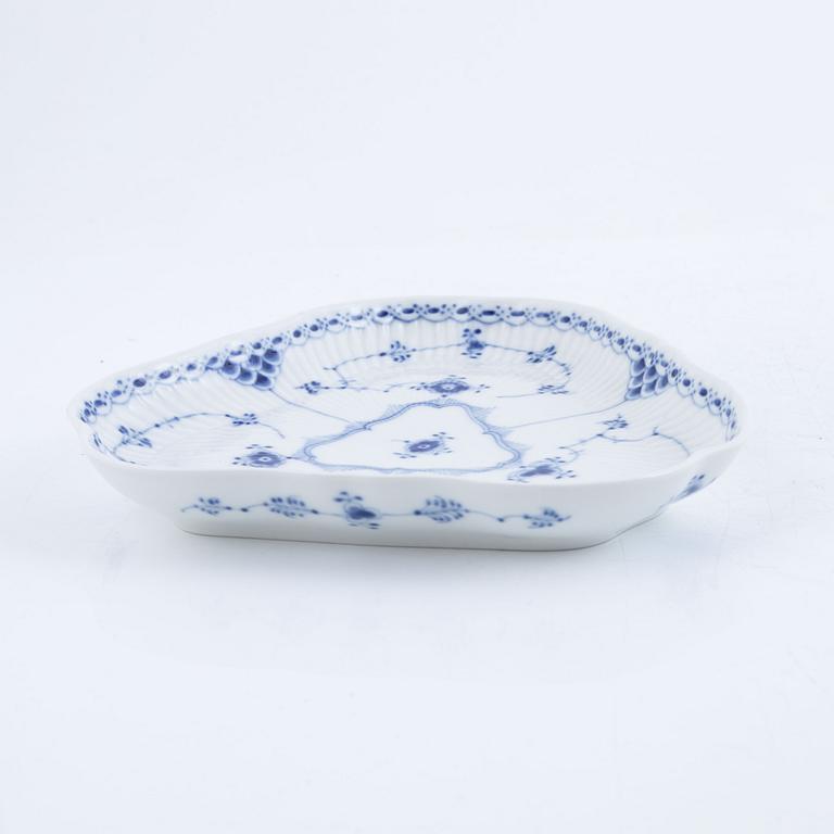 Service parts, 21 pieces, porcelain, "Musselmalet", full and half lace, Royal Copenhagen, Denmark.