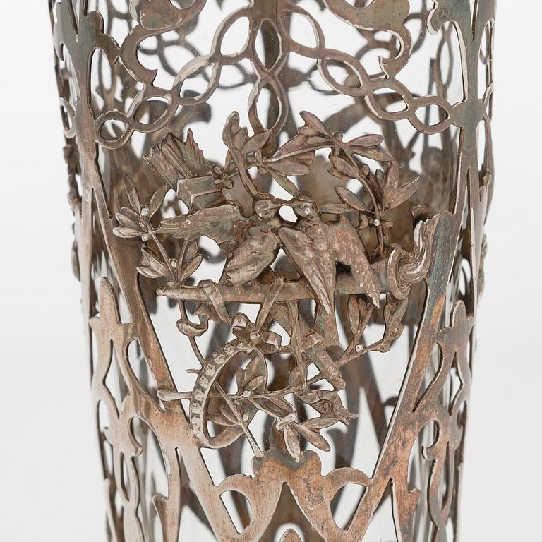 Vaser, ett par, silver och glass, London 1907.