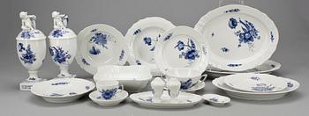 SERVISDELAR, 90 st, "Blå blomst", Royal Copenhagen.