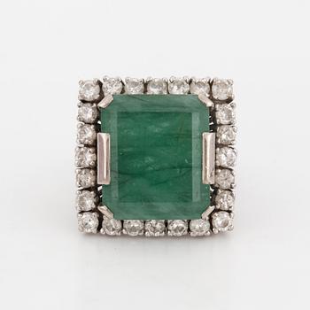 RING, with emerald and diamonds.