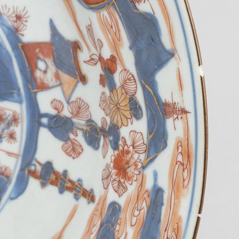 A pair of imari dishes, Qing dynasty, 18th Century.