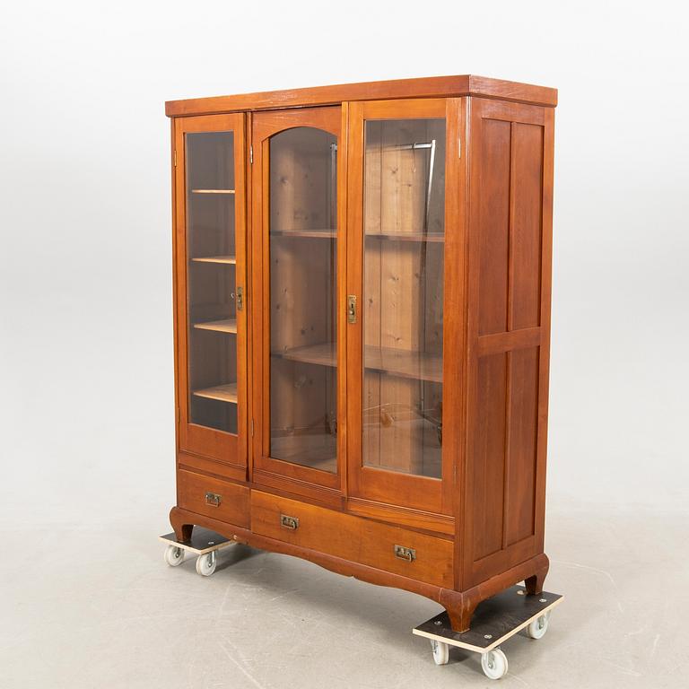 Display cabinet/Bookcase circa 1900.