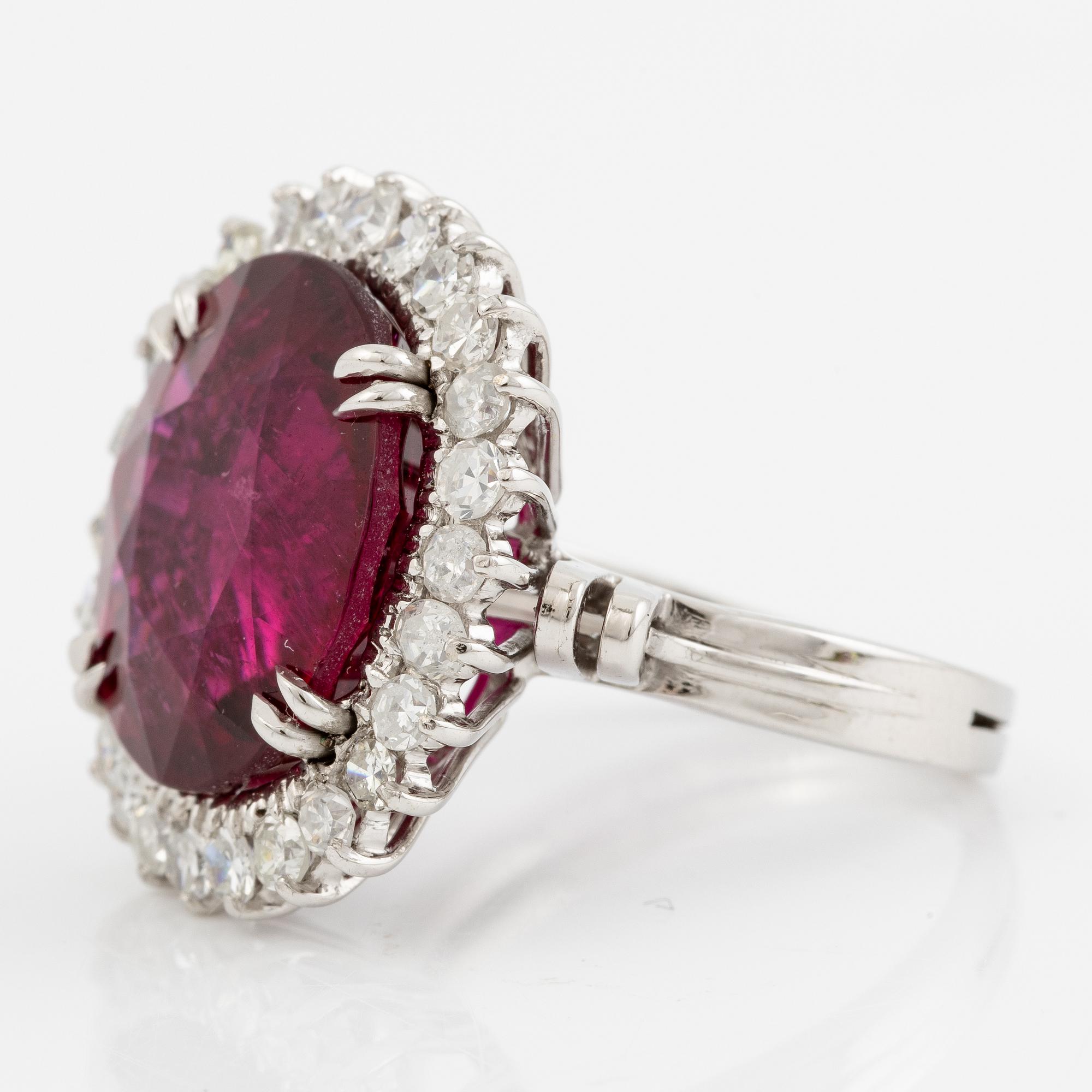 Ring, cocktail ring with rubellite (tourmaline) and octagon-cut diamonds.