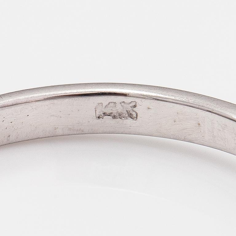 A 14K white gold ring with brilliant-cut diamonds ca. 0.60 ct in total.