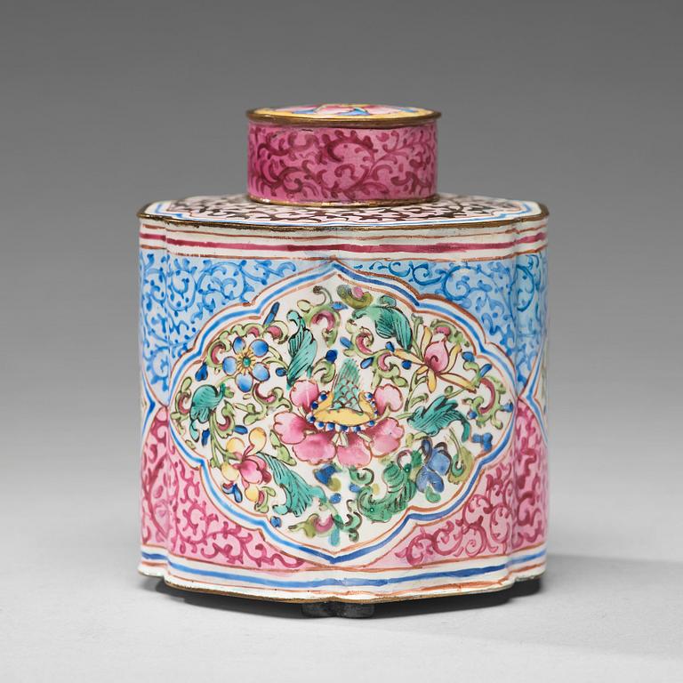 An enamelled tea caddy, Qing dynasty, 18th Century.