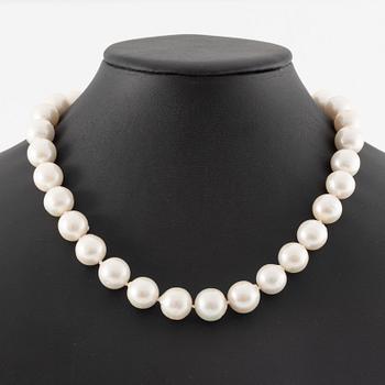 Necklace with cultured freshwater pearls, clasp 18K white gold.