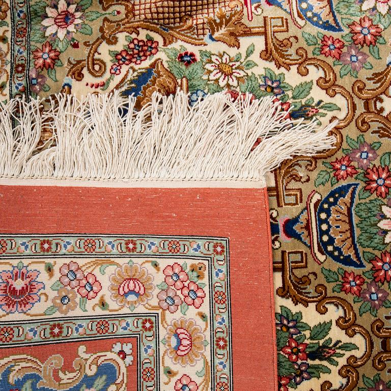 A sillk Qum carpet, Central Persia, signerad 310 x 197 cm.