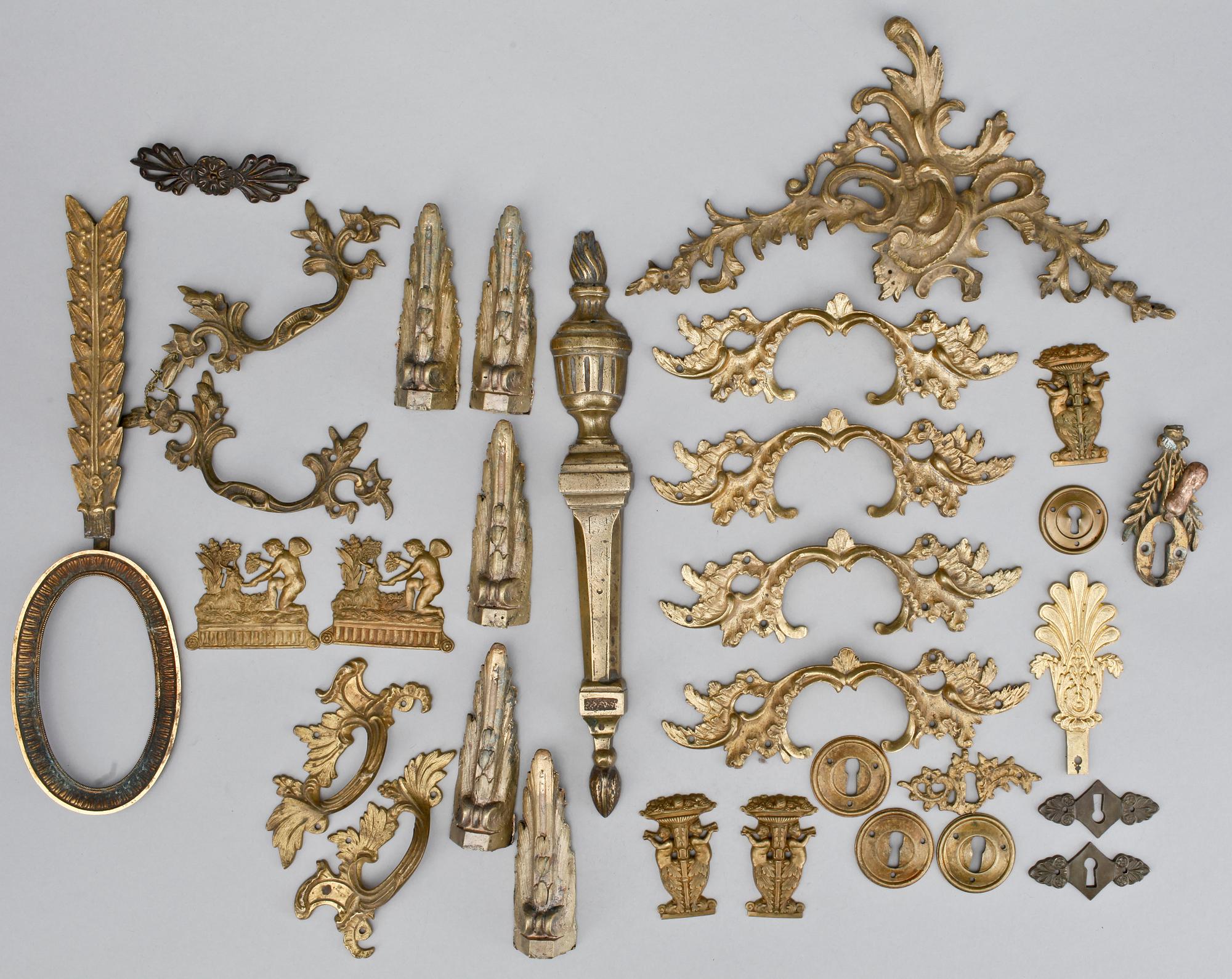 MÖBELBESLAG, 32 st, brons, 1800/1900-tal.