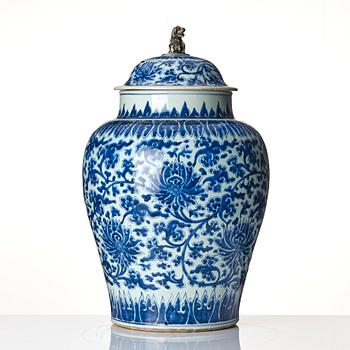 A blue and white lotus jar with cover, Qing dynasty, Kangxi (1662-1722).