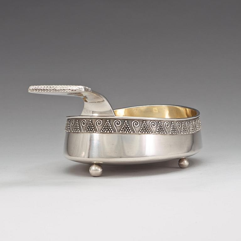 KOVSH, av FABERGÉ, Moskva 1899-1908. Hovleverantörsmärke och ristat inventarienr. 22012.