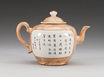 TEKANNA med LOCK, porslin. Qing dynastin (1644-1912).