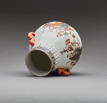 VAS, Kina 1900-talets första hälft, porslin, botten med Qianlongs märke.