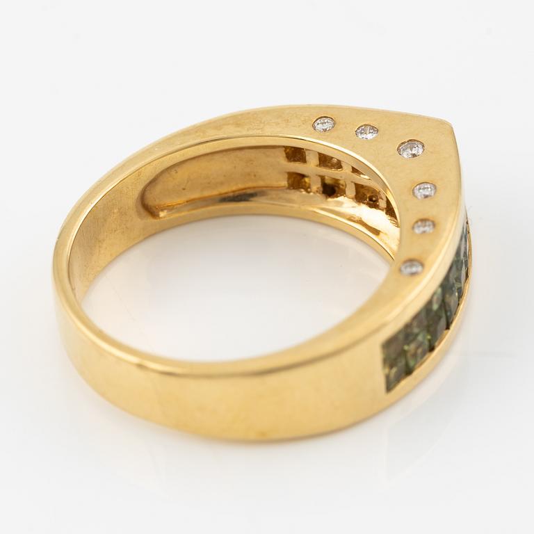 Ring in 18K gold with yellow and green sapphires and round brilliant-cut diamonds.