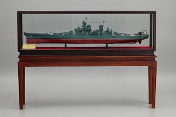 FARTYGSMODELL, av slagskeppet USS BB63 Missouri, i glasmonter på benställning, 1900-talets andra hälft.