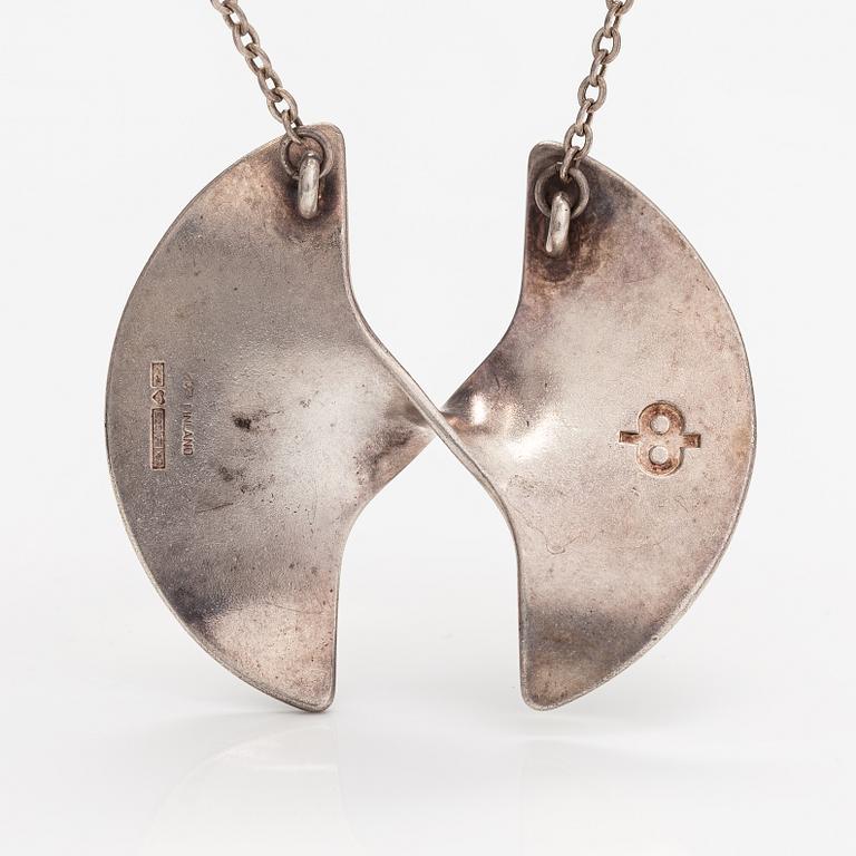 Pekka Piekäinen, Halsband, sterlingsilver. Auran Kultaseppä, Åbo 1975.