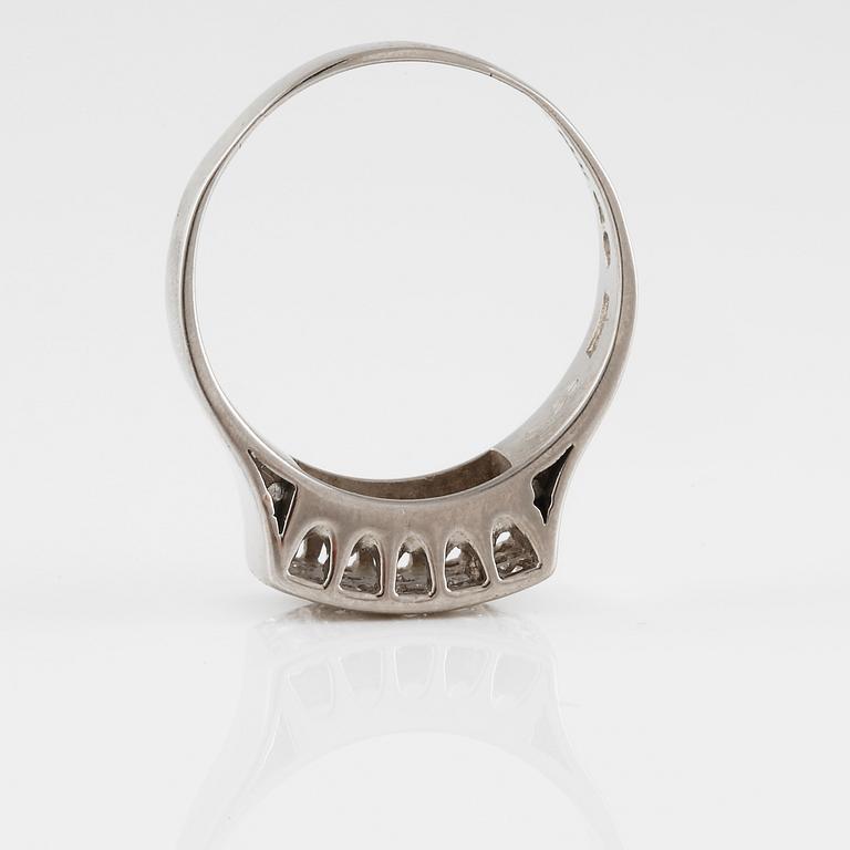 RING, 18K guld med åttkantsliapde diamanter 0.25 ct, Sveboms, Vetlanda, 1974. Vikt 5,5 gram.
