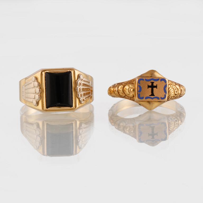 RINGAR, 2 st, 18K guld, emalj samt onyx. Vikt 8,9 gram.