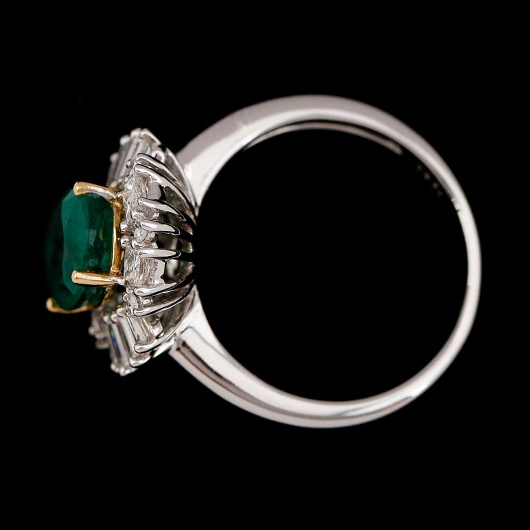 RING, 18K vitguld, smaragd ca 1.85 ct, diamanter tot ca 0.55 ct.