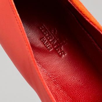 HERMÈS, a pair of suede and leather pumps, size 37½.