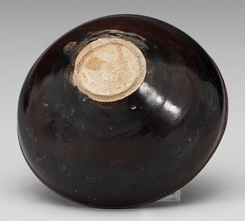 A jizhou yao stoneware bowl with internal relief décor of greyish-yellow leaf, Song dynasty (906-1279).