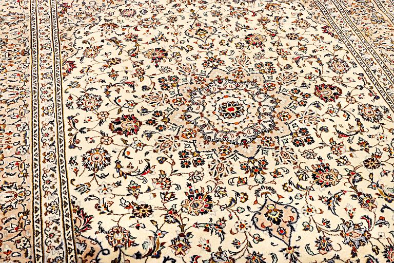 A Kashan carpet, a. 283 x 195 cm.