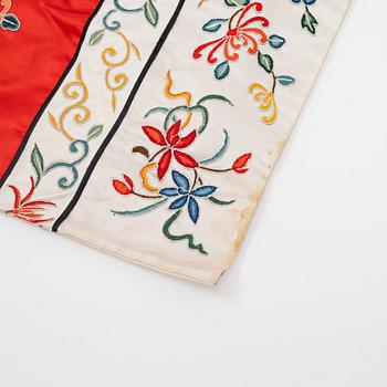 An embroidered Chinese silk robe, first half of the 20th century.