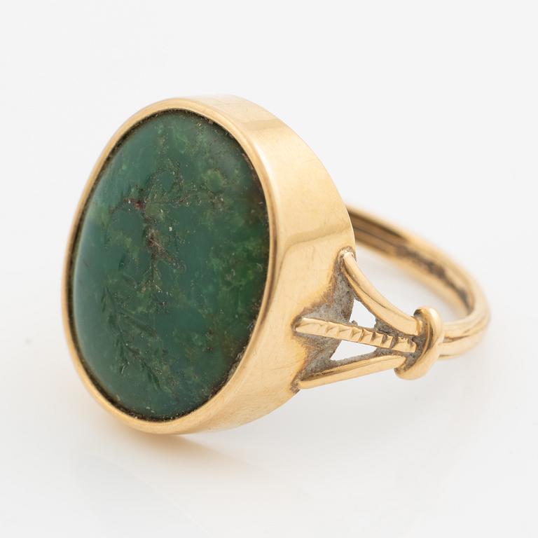 Ring i 18K guld med grön graverad turkos.