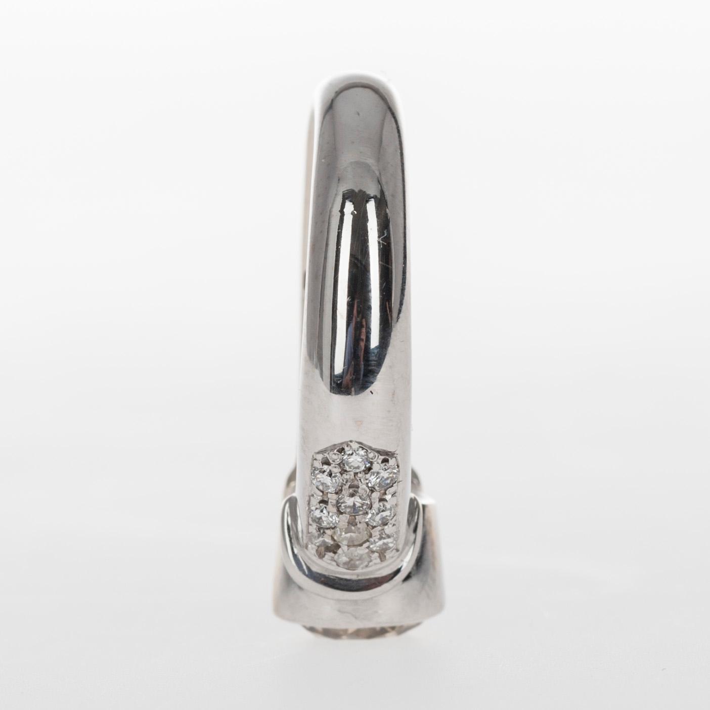 RING, vitguld 18K, briljantslipade diamanter. Mittstenen 1,21 ct, sidostenar tot. 0,30 ct. Vikt 9,9 g.