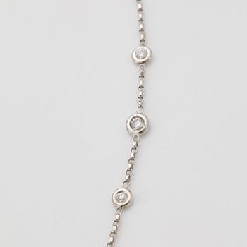 A diamond long chain in 18K white gold set with round brilliant-cut diamonds.
