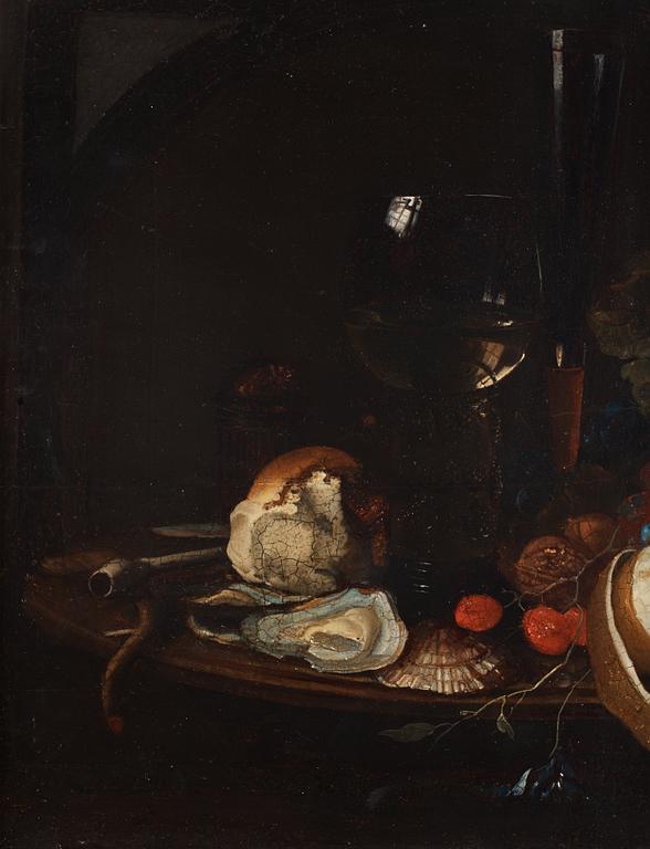 Willem Kalf Hans art, Stilleben med ostron, kritpipa, glas, frukter och insekter.