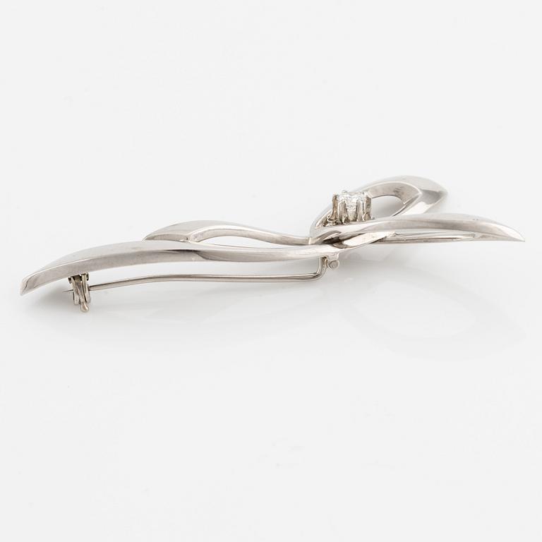 Brooch, 18K white gold with brilliant cut diamond.