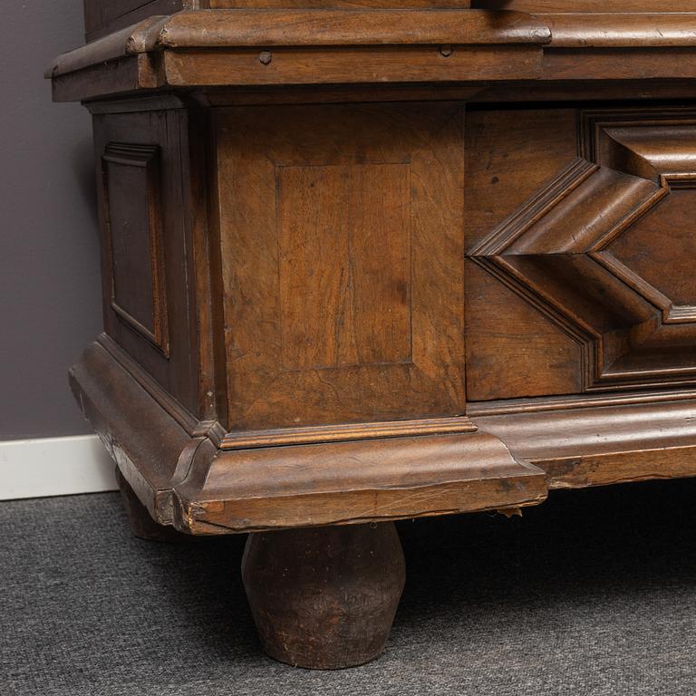 A walnut veneered Baroque cabinet, from around the year 1700.