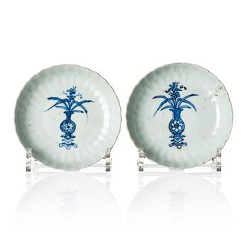 1155. A set with two blue and white Tianqi dishes, 17th century.