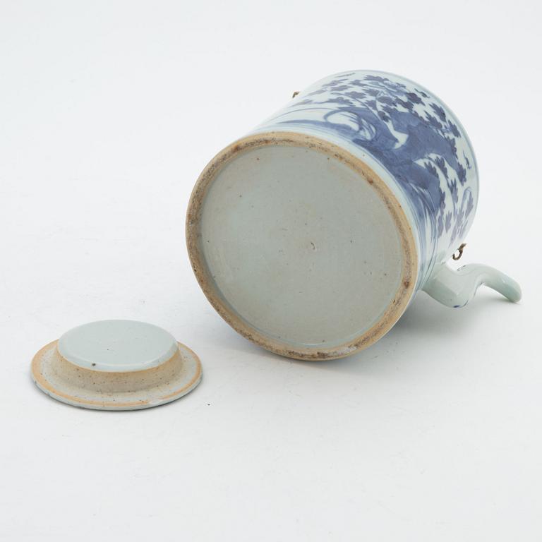 Tekanna med lock och koppar, 2 st, porslin, Kina, 1800-tal resp 1900-tal.