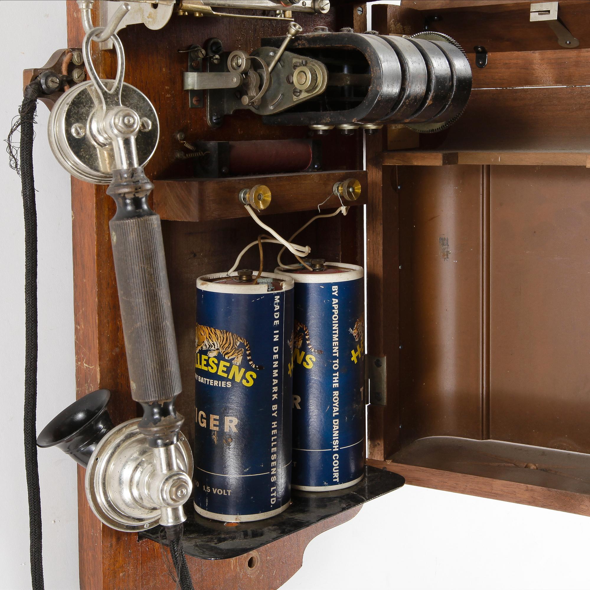 VÄGGTELEFON. LM Ericsson, omkring sekelskiftet 1900.