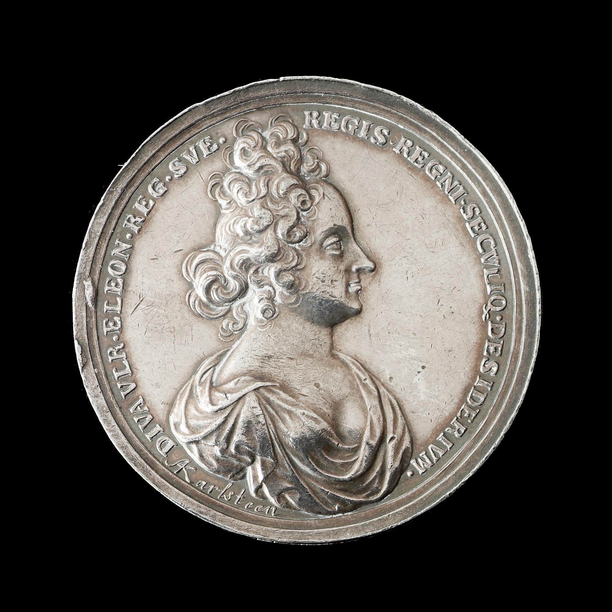 MEDALJ, Drottning Ulrika Eleonoras död och begravning i Stockholm 1693. Av A. Karlsteen 1693. Silver 4,5 cm 50 g.