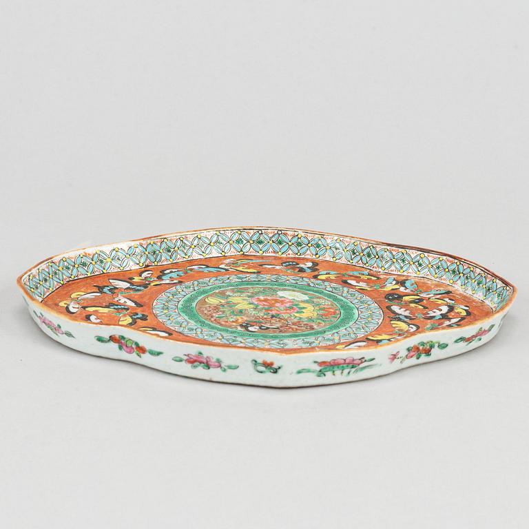 A famille rose tray, Qing dynasty, 19th Century.