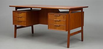 KIRJOITUSPÖYTÄ, tiikkiä, todenn. Tanska 1900-luvun loppupuoli.