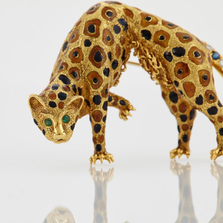 An 18K gold panther brooch set with round brilliant-cut diamonds, sapphires and emeralds.