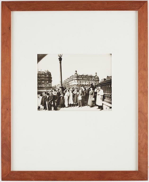 Eugène Atget, "L'Eclipse, Place de la Bastille", 1912.