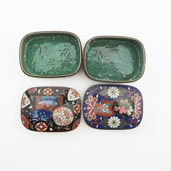 Vaser 3 st samt askar med lock 2 st Kina 1900-tal första hälft/mitt cloisonné-arbeten.