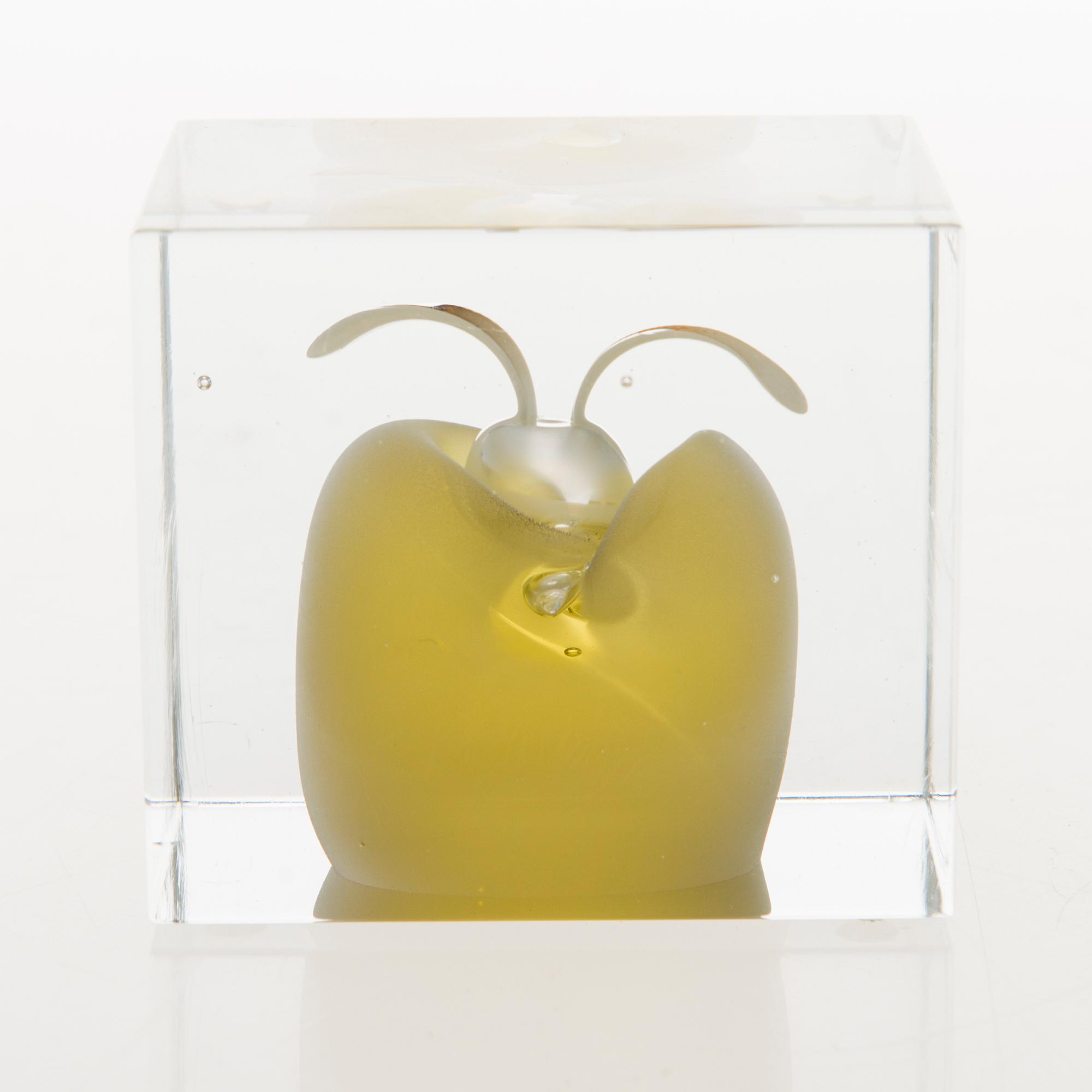 OIVA TOIKKA, AN ANNUAL CUBE, glass, signed Oiva Toikka Nuutajärvi 1989, numbered 27/2000.