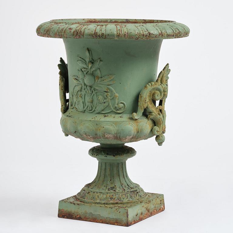 A green-painted cast-iron urn from Norrahammars bruk, Sweden, late 19th century.