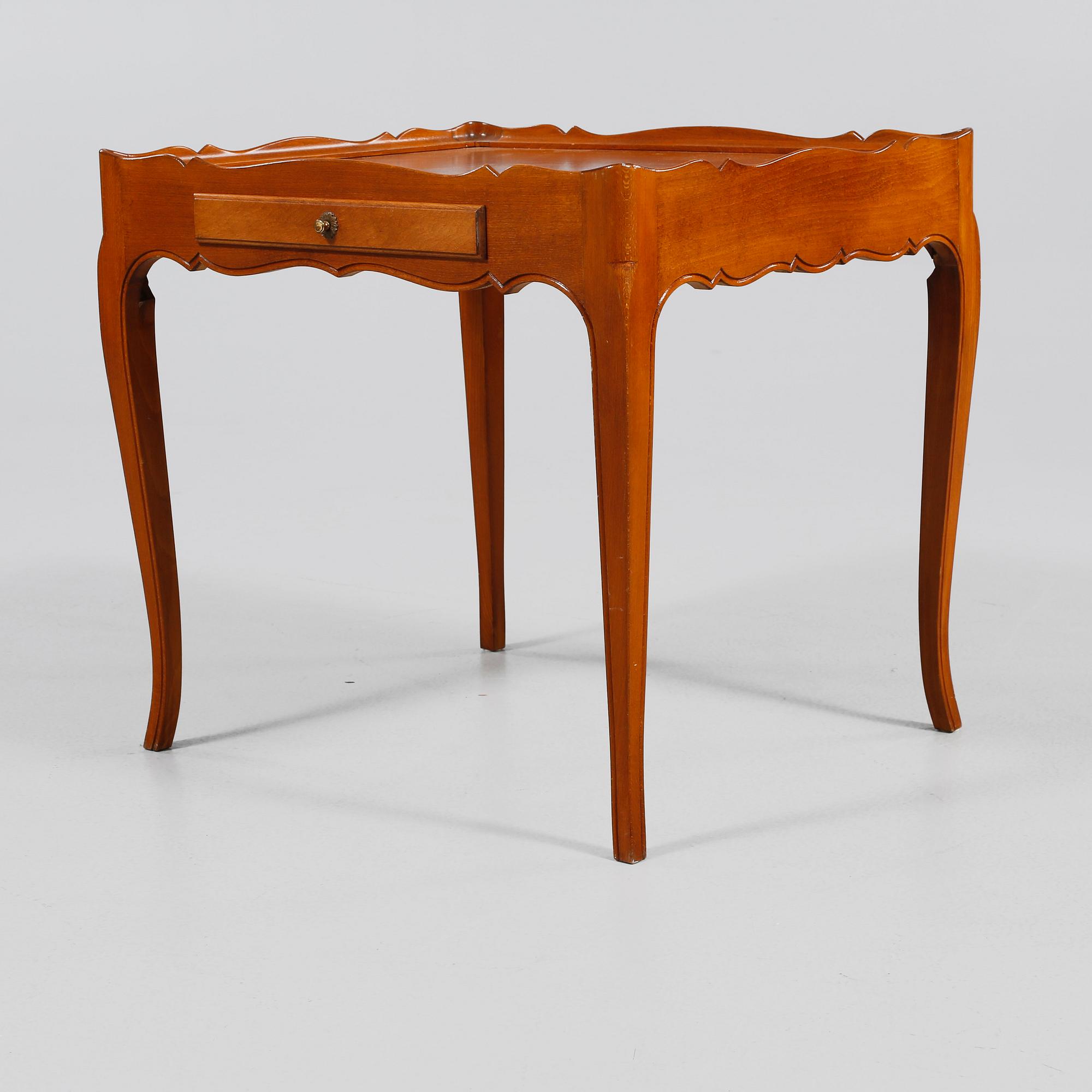SIDOBORD, mahogny, 1900-talets andra hälft.
