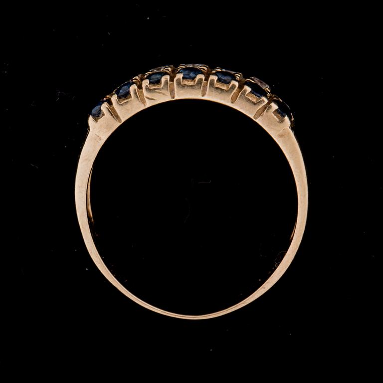 RING, 18k guld med små diamanter och safirer. Vikt ca 2,5 gram.